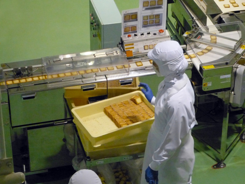 ecommerce-FLASSANS SUR ISSOLE-min_japan_sapporo_chocolate_factory_label_packaging_cookie_machine_operator-961505